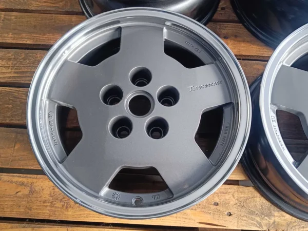 E36K-122 image 5 Tecnocast 15" 5x112 7J ET21 Mercedes W126