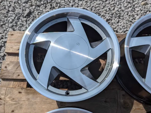 Momo Pulsar 15" 4x100 VW Golf Jetta Honda 7J ET25