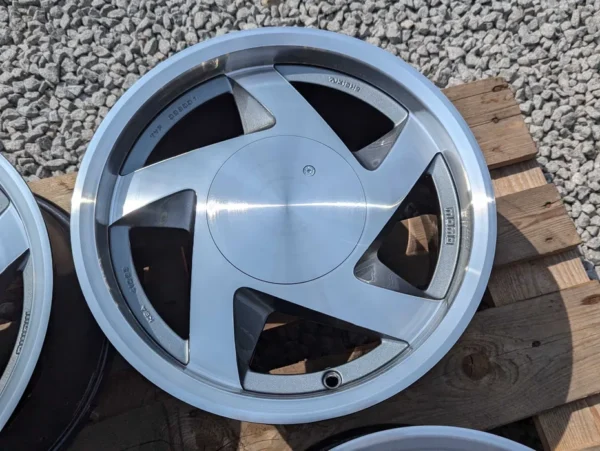 Momo Pulsar 15" 4x100 VW Golf Jetta Honda 7J ET25