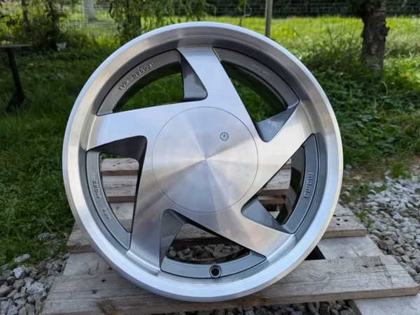 Momo Pulsar 15" 4x100 VW Golf Jetta Honda 7J ET25